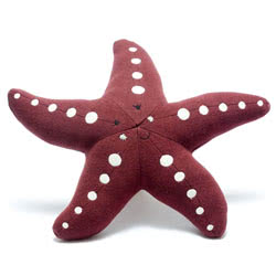 Best Years small Knitted Starfish Dark Pink. This knitted starfish baby toy is made from sustainably sourced cotton. Part of the sea life range of organic cotton Scandi toys that are characterised by their muted colours and minimalist designs, these make 