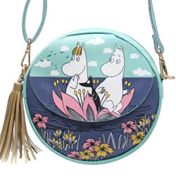 Moomin Lotus Mini Round Bag. This lovely cross body round mini bag comes with an adjustable strap. Look under 
the front flap to reveal a secret pocket! Featuring gold foil 'Moomin' lettering on the reverse, with a tassel zip pull and detachabl